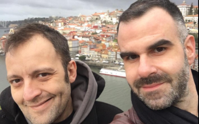 Αύγουστος Κορτώ: To Facebook κατέβασε φωτογραφία όπου φιλιέται με τον σύζυγό του