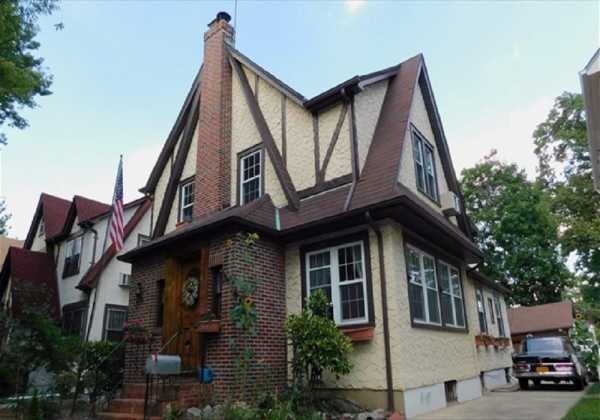 Στο «σφυρί» το πατρικό σπίτι του Τραμπ