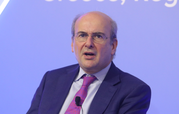 Χατζηδάκης: Η αύξηση των εισοδημάτων έρχεται με σοβαρές πολιτικές και όχι από θαυματοποιούς με λεφτόδεντρα