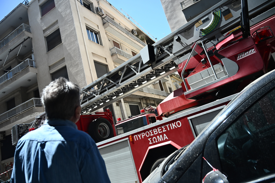 Φωτιά σε διαμέρισμα στη Νέα Σμύρνη - Ανασύρθηκε νεκρή μία γυναίκα