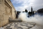 Νέα ένταση έξω από τη Βουλή - Ρίψη δακρυγόνων και συμπλοκή με τα ΜΑΤ, ένας τραυματίας