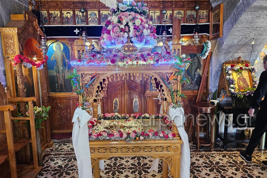 Αυτός είναι ο πιο κιτς Επιτάφιος - Του έβαλαν led λαμπάκια