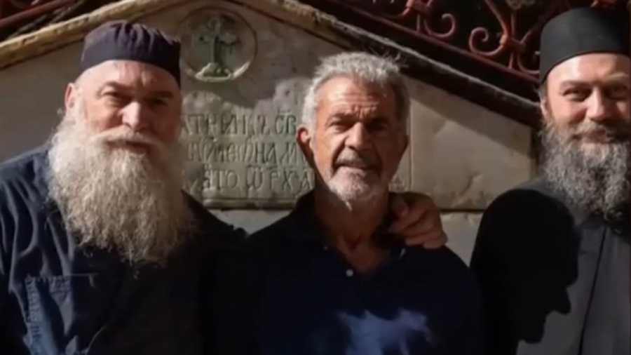 Ο Μελ Γκίμπσον στο Άγιον Όρος - Η στιγμή που πίνει αγιασμό