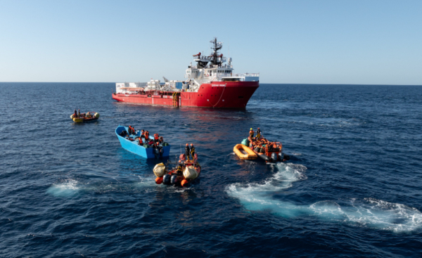 Το Ocean Viking διέσωσε 101 μετανάστες, αλλά τους στέλνουν στη Ραβένα - Ταξίδι 4 ημερών, με κακοκαιρία