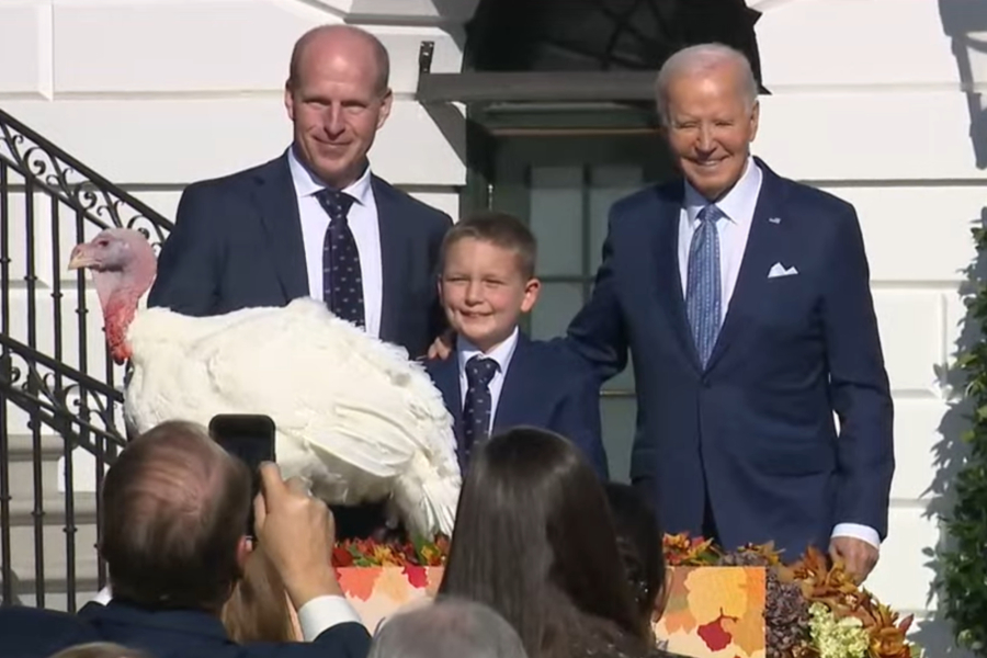 O Μπάιντεν έδωσε χάρη στις γαλοπούλες Peach και Blossom (βίντεο)