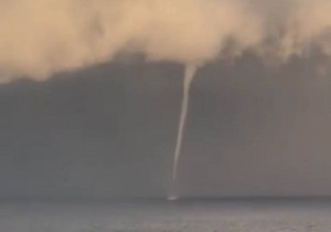 Εντυπωσιακός υδροστρόβιλος στην Ζάκυνθο (vid)