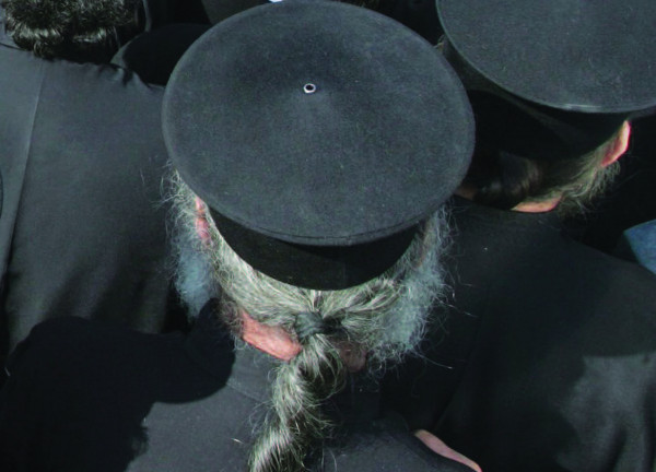 Λάρισα: Θετικός στον κορονοϊό ιερέας που παραβρέθηκε σε γάμο