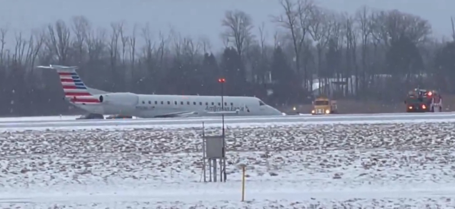 Νέα Υόρκη: Αεροπλάνο με 53 επιβάτες γλίστρησε εκτός του διάδρομου λόγω χιονιού