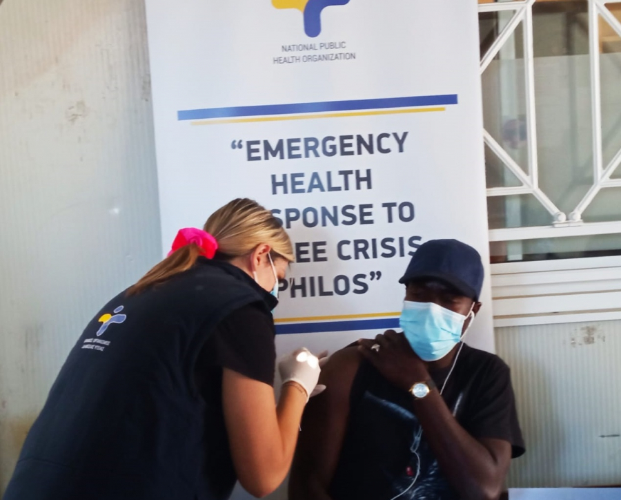 Ξεκίνησε ο εμβολιασμός των αιτούντων άσυλο στα νησιά