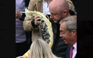 Η στιγμή που μια γυναίκα περιέλουσε με αναψυκτικό τον Φάρατζ