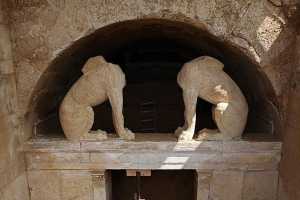 Στα ίχνη σημαντικής ανακάλυψης στον τάφο της Αμφίπολης οι αρχαιολόγοι