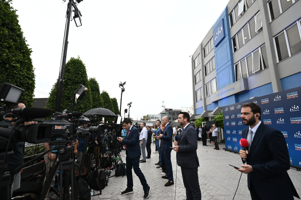 Η ΝΔ καταδικάζει τις «καταδρομικές» επιθέσεις σε μέλη της κυβέρνησης και δημοσιογράφους