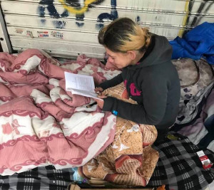 Η συγκινητική ανάρτηση της Λένας Διβάνη για τη βιβλιοφάγο άστεγο στην Αθήνα