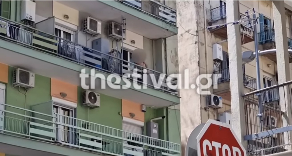 Θεσσαλονίκη: 20χρονος σε αμόκ πετάει αντικείμενα από μπαλκόνι (βίντεο)