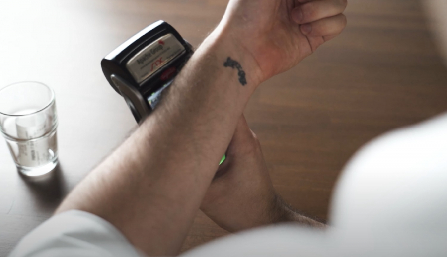 Τσιπ στο χέρι σας για ανέπαφες συναλλαγές, πώς λειτουργεί -Δείτε βίντεο