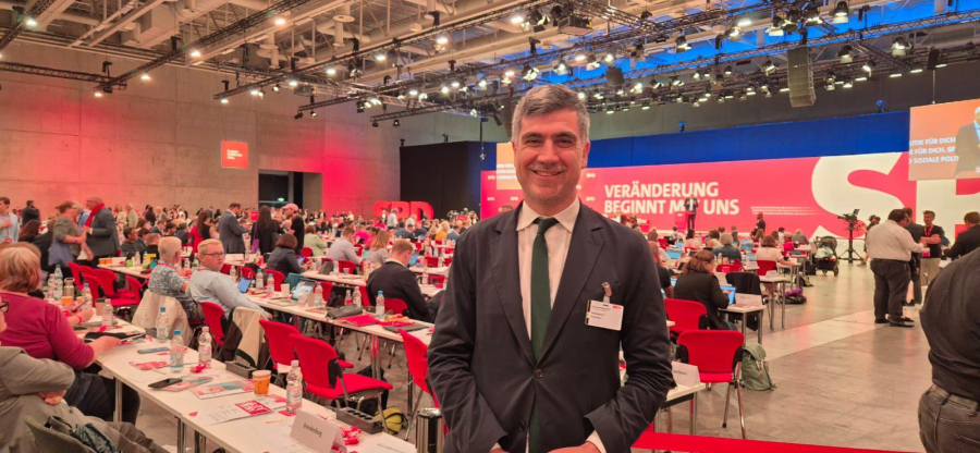 Τι γυρεύει ο Γλαβίνας στο Βερολίνο