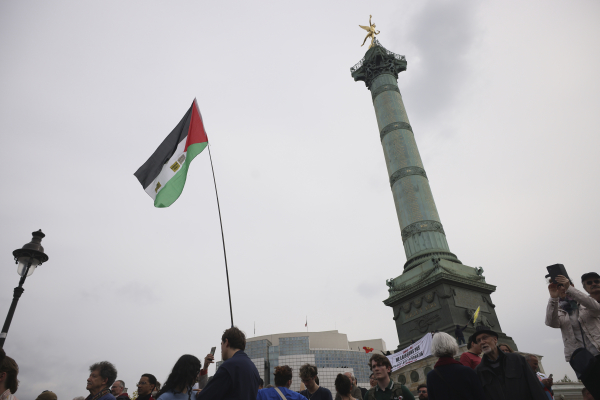 Η Γαλλία ετοιμάζεται να αναγνωρίσει την Παλαιστίνη αλλά απαγορεύει τις παλαιστινιακές σημαίες