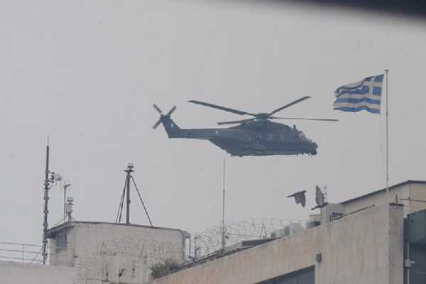 Οι Έλληνες πεινάνε και η αριστερά «σηκώνει» τα ελικόπτερα