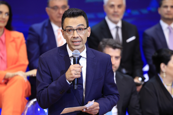 Η «ουρά» της παραίτησης Σέρμπου