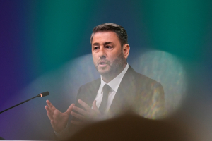 Βουλιάζει (ξανά) στην εσωστρέφεια το ΠΑΣΟΚ