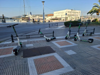 Γεμάτα με ηλεκτρικά πατίνια τα πεζοδρόμια στον Βόλο