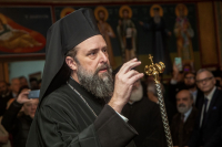 Οργή Φιλόθεου για την αφίσα ντοκιμαντέρ με σταυρωμένη μια ημίγυμνη έγκυο γυναίκα