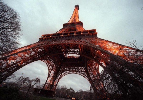 Στο σκοτάδι ο πύργος του Άιφελ για τα θύματα στο Μάντσεστερ