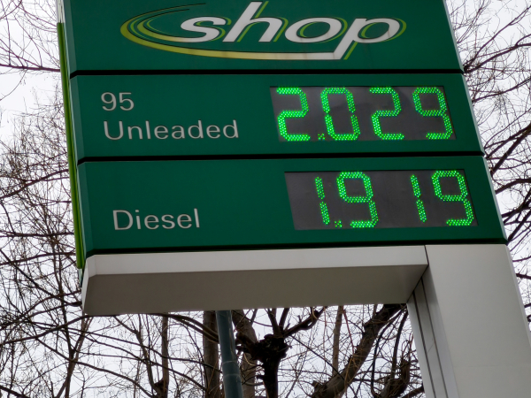 Πώς η μείωση της φορολογίας μπορεί να ρίξει την αμόλυβδη στα 1,55 ευρώ