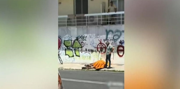 Κτηνωδία με νεκρό άλογο στην Κέρκυρα: «Είδα στο βλέμμα του φόνο», τι λέει για τους «αμαξάδες» ο ποδηλάτης που δέχθηκε επίθεση