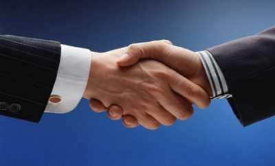 EY: Χρονιά ρεκόρ για συγχωνεύσεις και εξαγορές το 2015