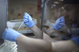 Πόσα παιδιά μπορoύν να γεννηθούν από τον σπέρμα ενός δότη; Οι προκλήσεις της βιομηχανίας γονιμότητας