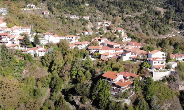 Το παραμυθένιο χωριό με το μουσικό πάρκο και τους καταρράκτες στη Στερεά Ελλάδα