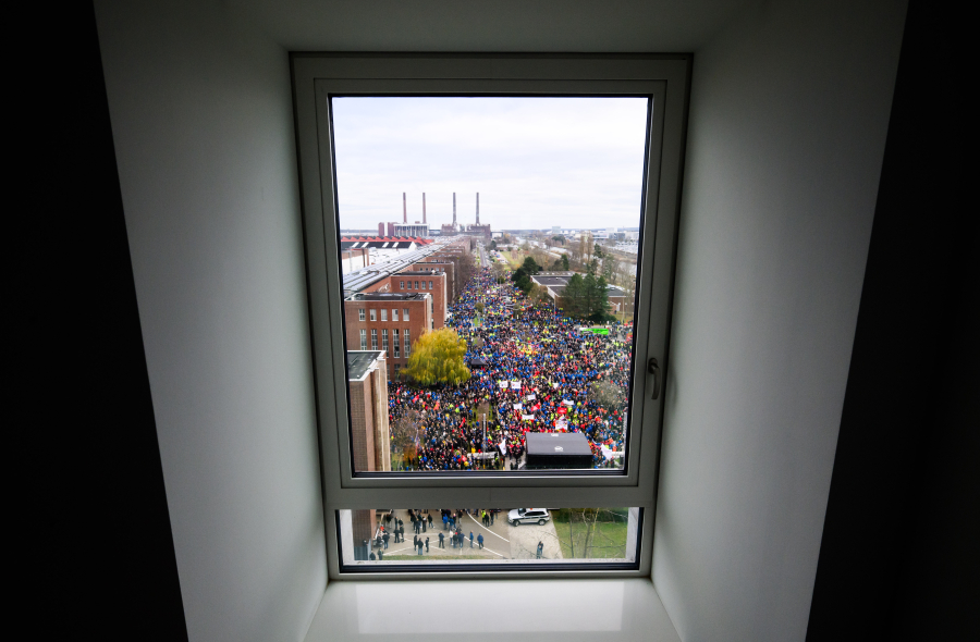 «Γονατίζει» η αυτοκινητοβιομηχανία στην Ευρώπη - Χιλιάδες απολύσεις, πού κλείνουν εργοστάσια