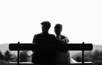 «Είμαι 38 ετών και είδα τους γονείς μου να συνταξιοδοτούνται αλλά μετά έγιναν δύο άνθρωποι που κάθονται σε ξεχωριστά δωμάτια και σκρολάρουν στα κινητά τους»