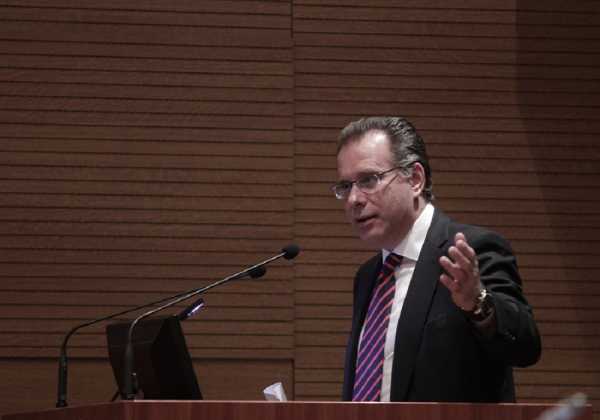 Κουμουτσάκος: Η διαδικασία για τις τηλεοπτικές άδειες γίνεται σε σαθρό έδαφος