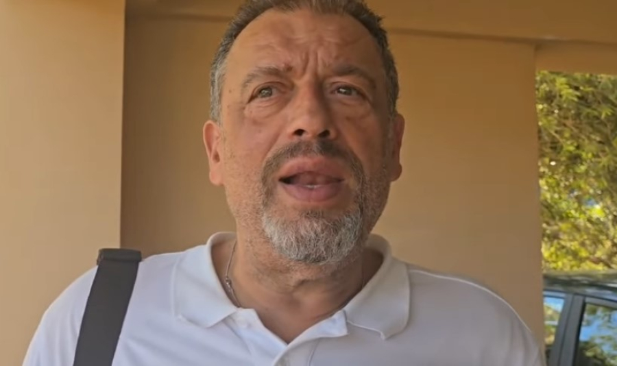 «Περιμένετε, είμαστε με τα εσώρουχα» - Έξωση σε πατέρα, χάνει το σπίτι του σε πλειστηριασμό