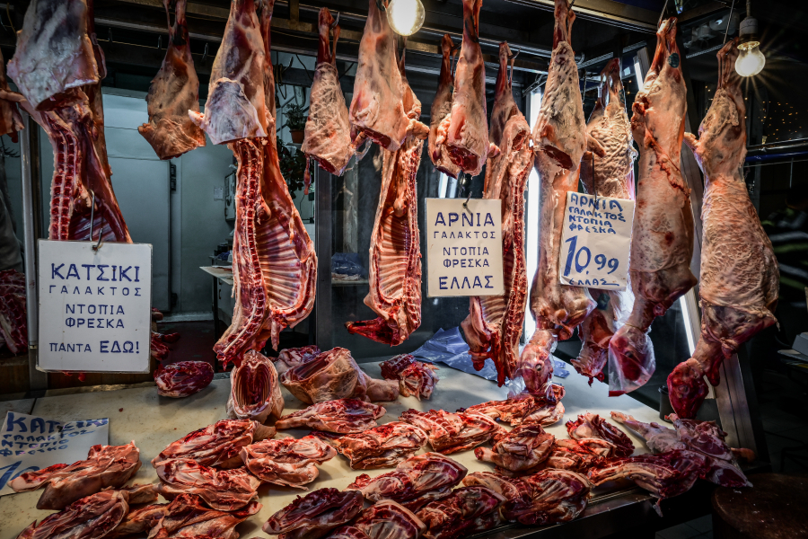 «Τσουχτερό» το τραπέζι το Πάσχα: Έως και δύο ευρώ πάνω αρνιά και κατσίκια