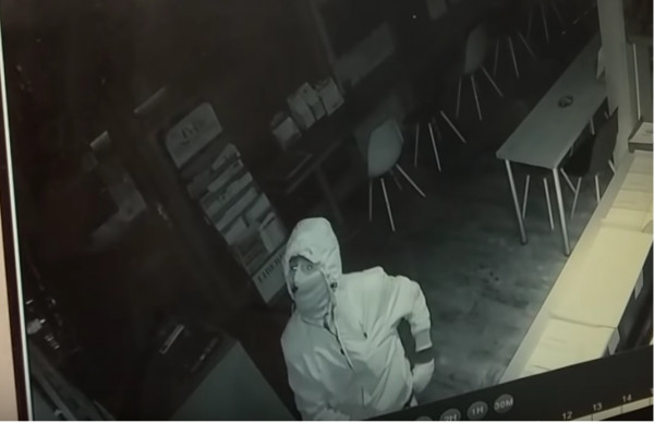 Μπαράζ διαρρήξεων και κλοπών στην Νέα Κίο - Η κάμερα κατέγραψε τον δράστη