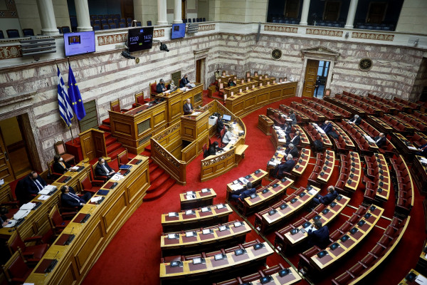 Βουλή: Σε υψηλούς τόνους η αντιπαράθεση για τη θαλάσσια και νησιωτική πολιτική