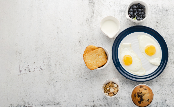 Αυγά ή γιαούρτι: Ποια είναι η πιο υγιεινή επιλογή για πρωινό