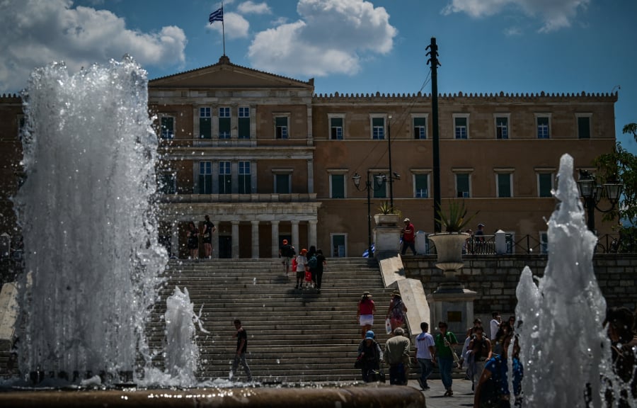 «Δύσκολο καλοκαίρι» για τον Χατζηδάκη με 5 «καυτούς» φακέλους