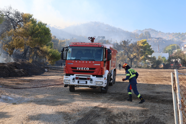 Φωτιά τώρα σε αποθηκευτικό χώρο πυρηνελαιουργείου στην Ιεράπετρα