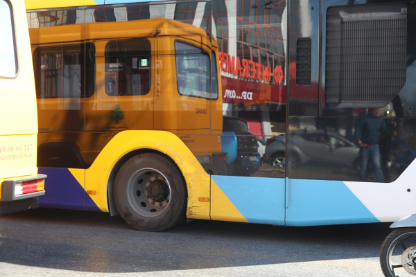 Πανικός σε λεωφορείο στο κέντρο της Αθήνας: Άνδρας έβγαλε τσεκούρι