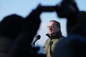 Γερμανός υπουργός Άμυνας κατά Τραμπ: Έστρωσε το κόκκινο χαλί στον Πούτιν