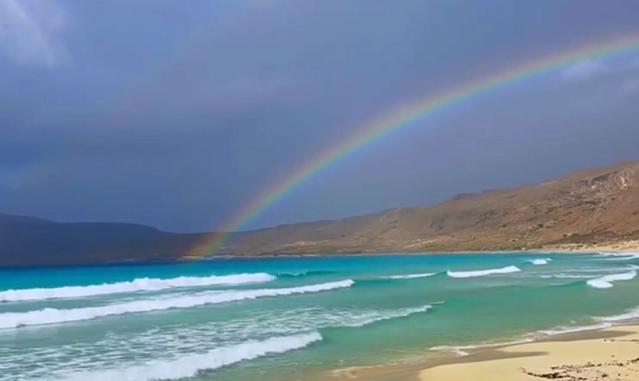 «Μαγική» εικόνα στην Ελαφόνησο: Ένα ουράνιο τόξο πάνω από τα τιρκουάζ νερά (Βίντεο)