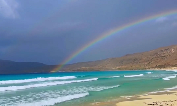 «Μαγική» εικόνα στην Ελαφόνησο: Ένα ουράνιο τόξο πάνω από τα τιρκουάζ νερά (Βίντεο)