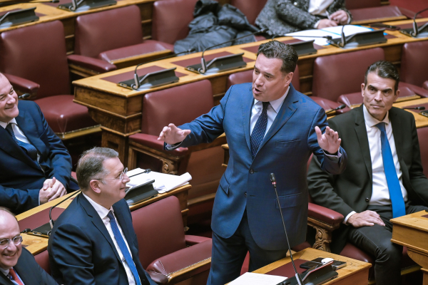 Χάος στη Βουλή με Άδωνι - Ζωή: «Είμαι αυτός που θα σε κλείσει φυλακή, φτάνει με την τραμπούκω»