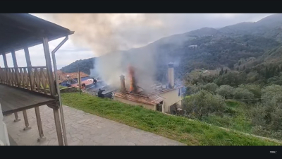 Συναγερμός στο Άγιο Όρος: Φωτιά σε κελί μονής, κίνδυνος να επεκταθεί