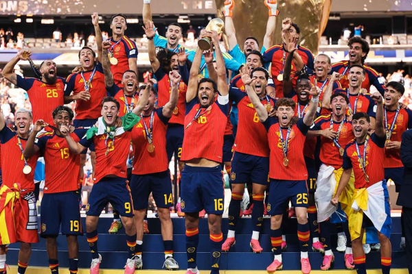 Η FIFA «έκοψε» τον Τραμπ από τη φωτογραφία της Ισπανίας με το τρόπαιο αλλά ο Λευκός Οίκος τον επανέφερε (Εικόνες)