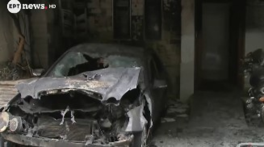 Βίντεο ντοκουμέντο από την εμπρηστική επίθεση στου Ζωγράφου - Η στιγμή που ο δράστης βάζει φωτιά στο όχημα του αντιδημάρχου